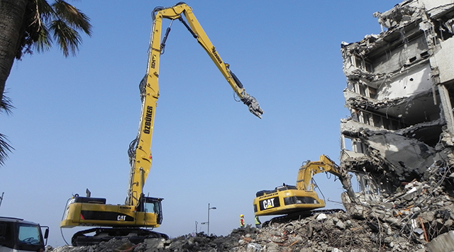 İş Makinası - Özbüker Hafriyat, Demlone DEM70 ile güvenli yıkımlar gerçekleştiriyor