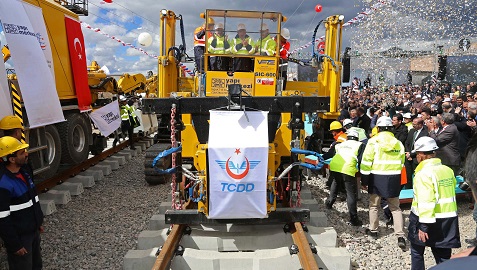 İş Makinası - Yapı Merkezi hızlı tren projesine ilk rayını serdi
